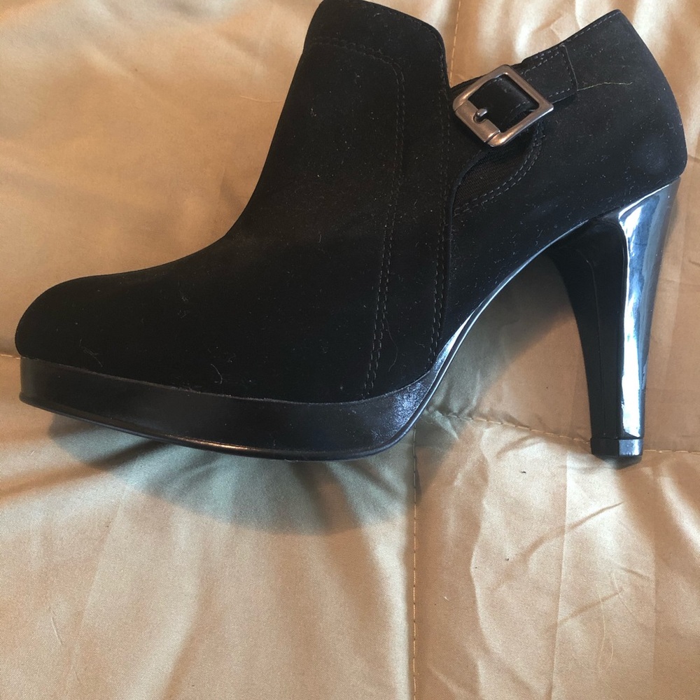 Slip in high shoe , sexy black suede never warn